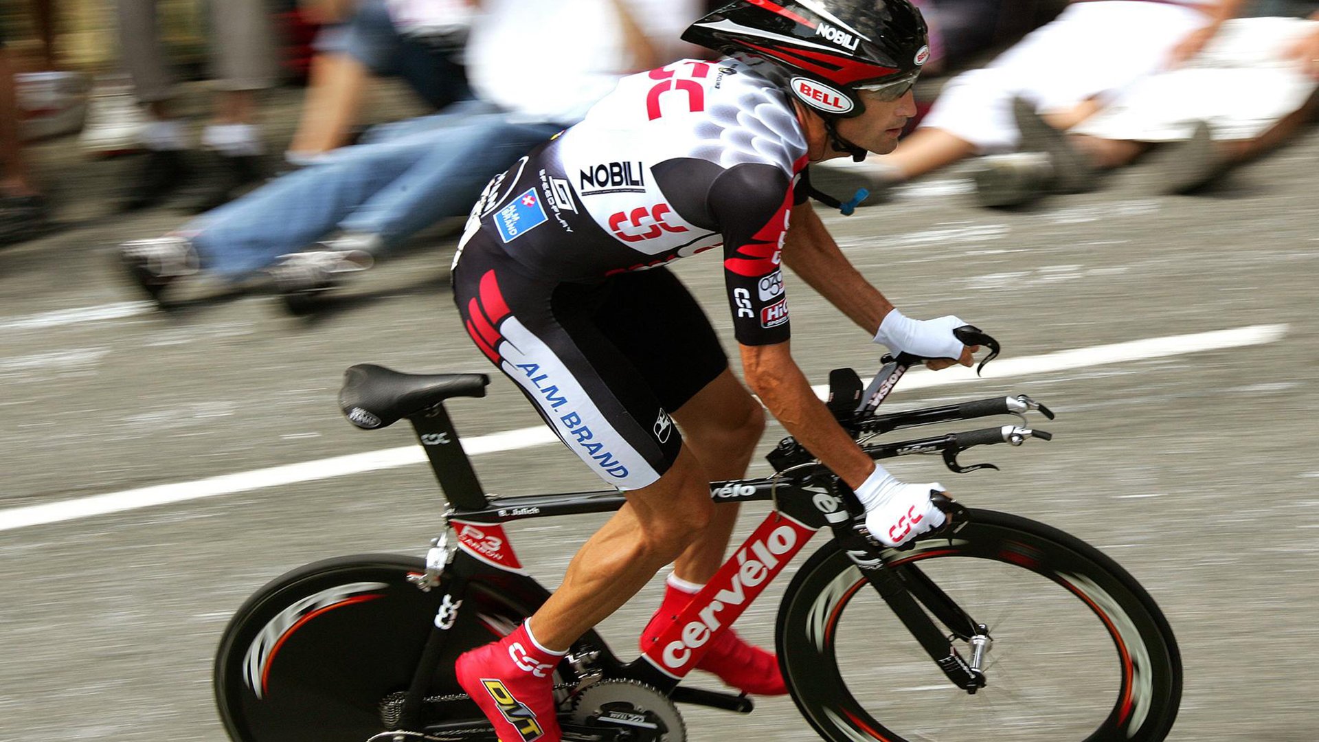 “中国足球协会推动职业联赛标准化”，中国足球协会会标